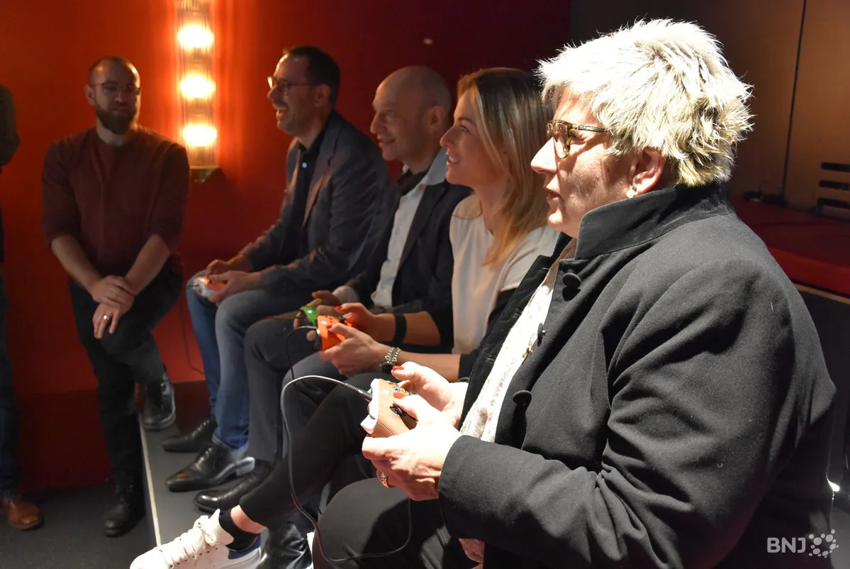 Daniel Bloch, Lara Gut et Beatrice Simon jouant au jeu vidéo "Incorrigible VS Incorrigible" lors de l'inauguration du nouveau parcours de la Maison Camille BLoch